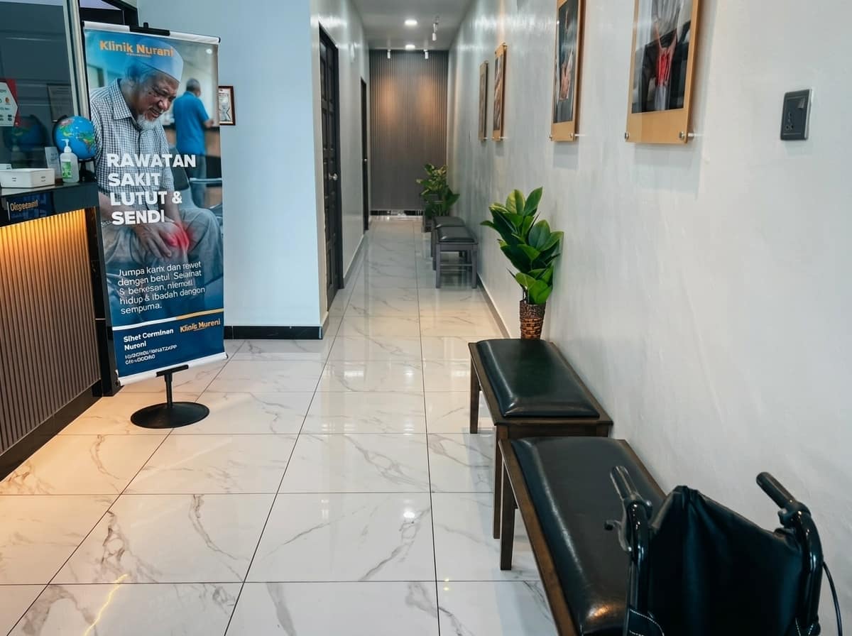Koridor dan ruang menunggu berlantai marmar di Klinik Nurani Sabak Bernam