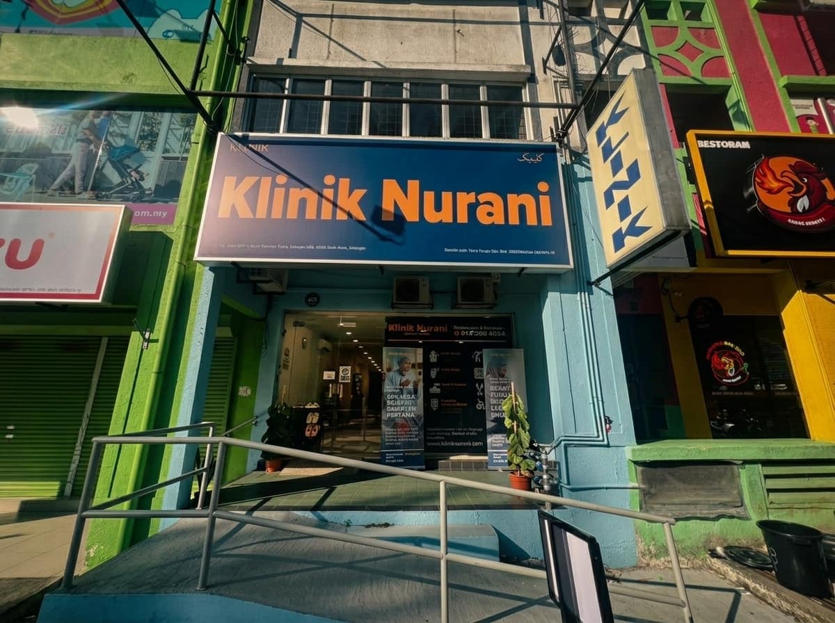 Fasad bangunan Klinik Nurani Sungai Buloh dengan papan tanda besar