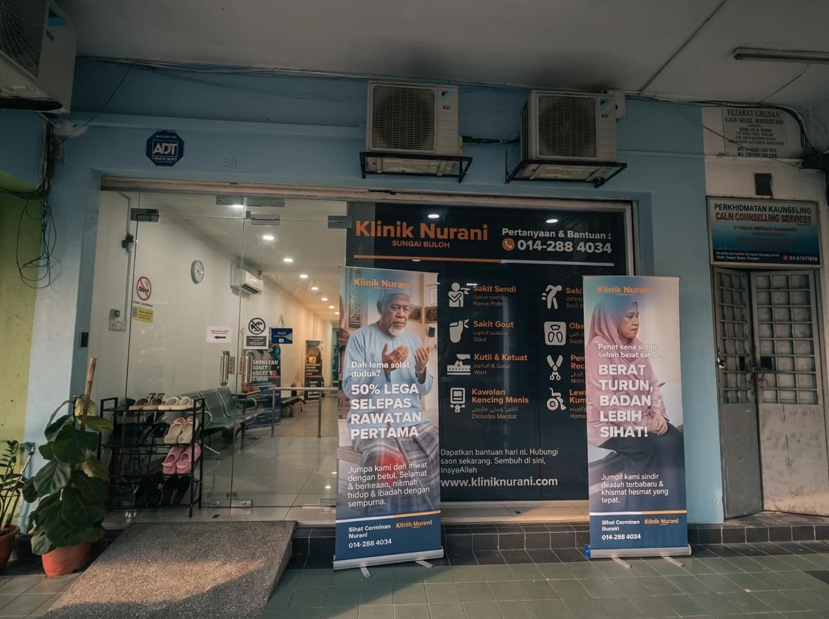 Pintu masuk Klinik Nurani Sungai Buloh dengan banner rawatan
