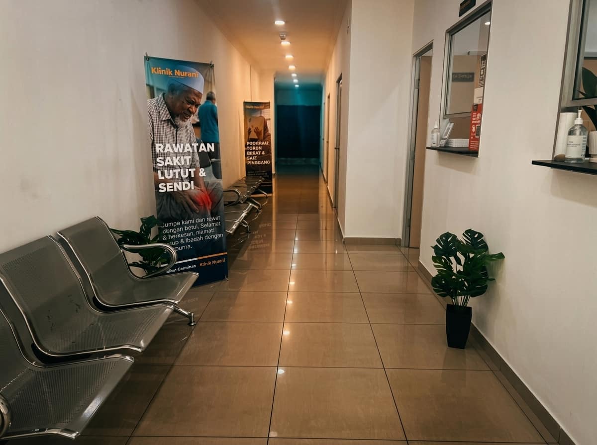 Ruang menunggu dengan bangku dan banner di Klinik Nurani Sungai Buloh